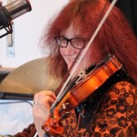 Hook, aka Karin Widmer unterstützt uns an der Geige